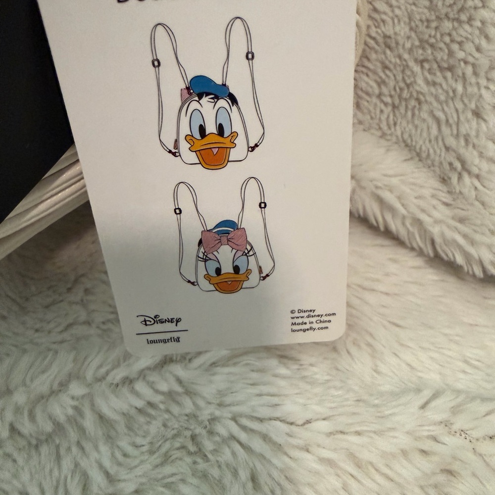 Reversible Donald & Daisy Loungefly backpack/crossbody. - Picture 4 of 13